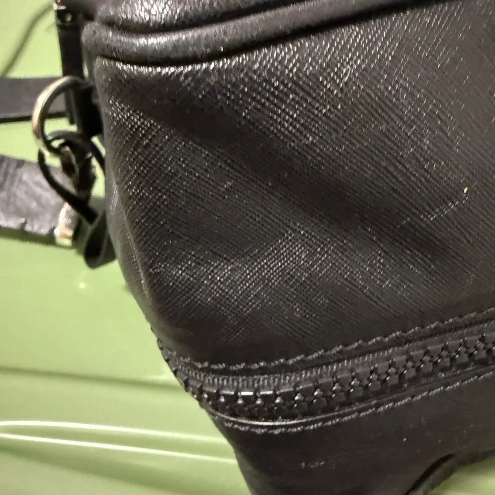 Harry’s of London Mens Double Zipped Black Leather Bag with Top Handles & Strap.